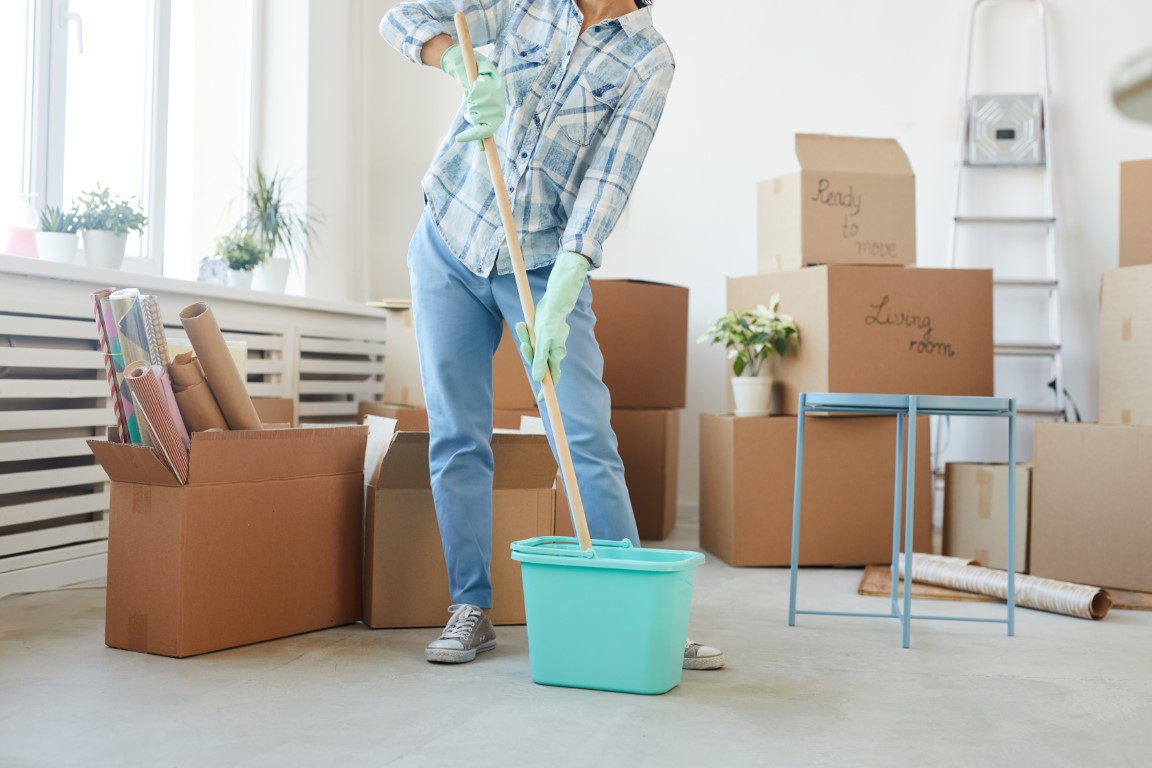 young-woman-washing-floors-in-new-house-D8WQN45 (Stredné)